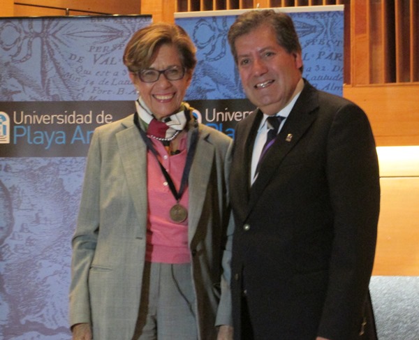 Beatrice Avalos junto al rector de la UPLA, Patricio Sanhueza.