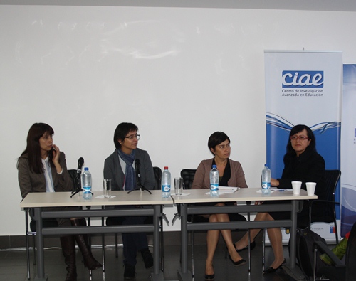 El panel integrado por Valeska Grau (Escuela de Sicología, UC), Marcela Pardo (CIAE, U. de Chile), Isabel Zúñiga (Fundación Mis Talentos) y Marcela Salinas (Facultad Educación, UC).