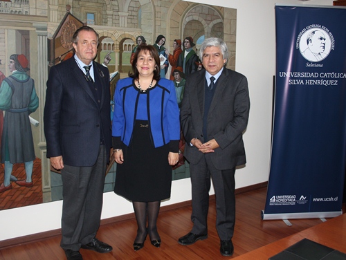 El director del CIAE, Rafael Correa; la decana de Educación de la U. Católica Silva Henríquez, Marisol Álvarez; y el rector de la U. Católica Silva Henríquez, Jorge Baeza.