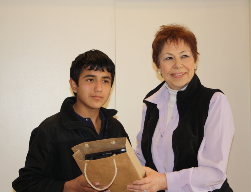 Pedro Flores, estudiante del equipo Magiandinos, Liceo Politécnico Andes y Ma. Angélica Palavicino, coordinadora Torneos Latinoamericanos